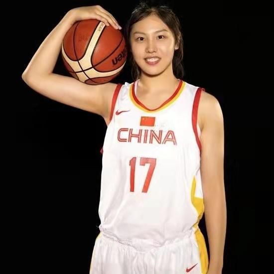 2021年，多特以8500万欧的价格将桑乔出售给曼联，球员在红魔周薪达到25万镑。